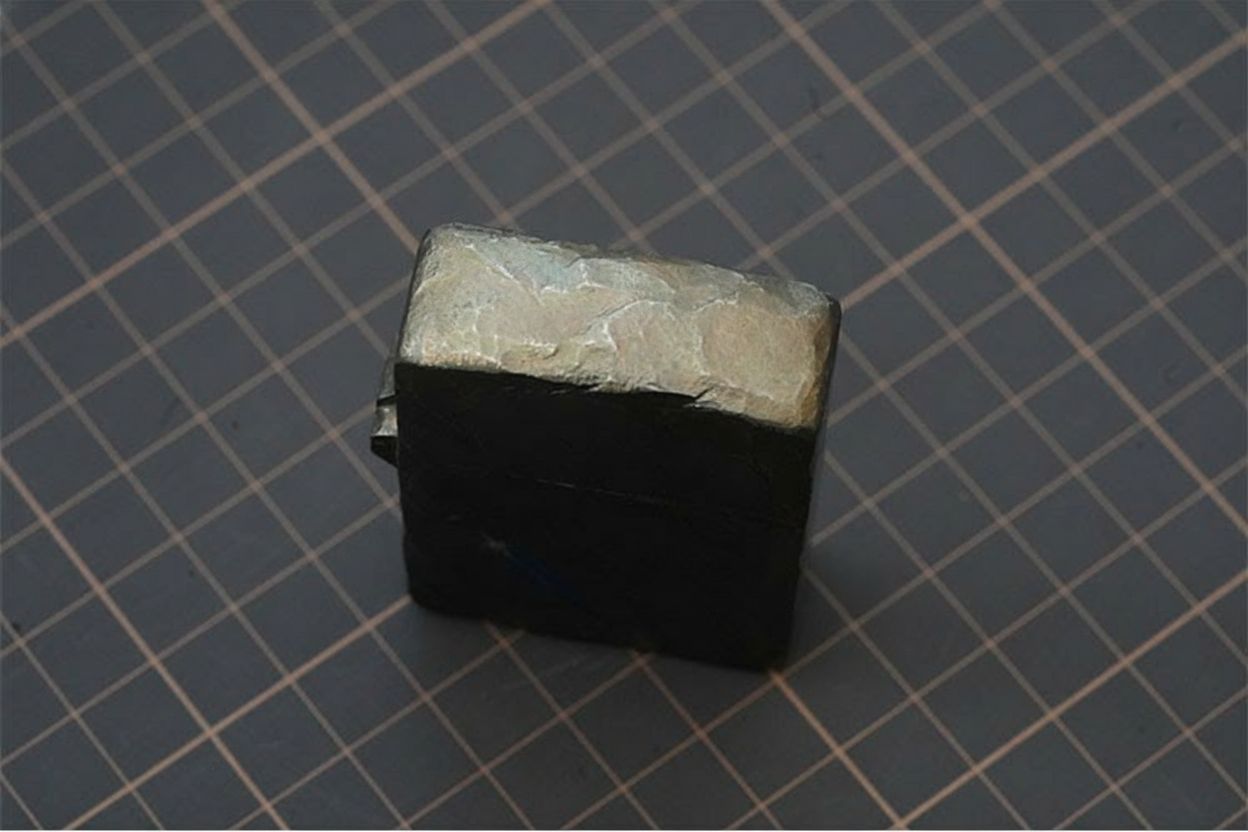 Titanium Alloy Handcrafted Stone-Texture Feather Lighter Case